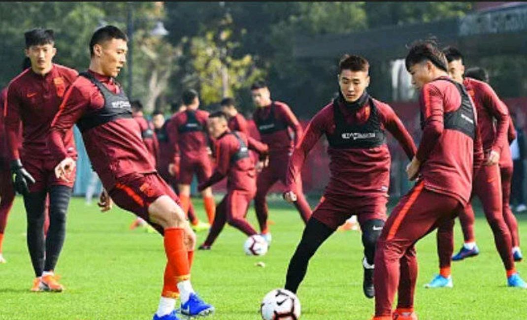 包含“多赛段激战”——连续赛段的艰难考验的词条