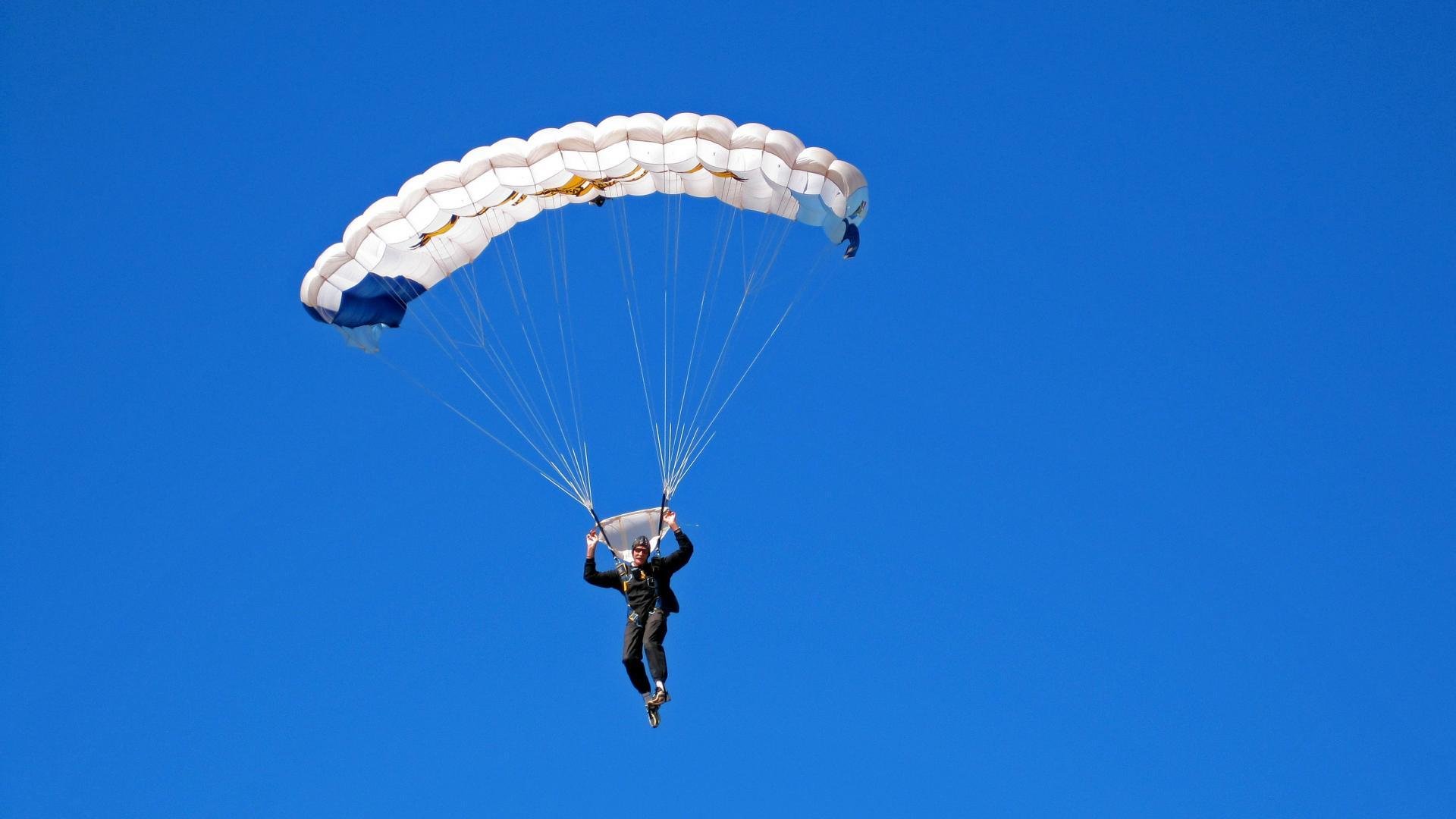 爱游戏体育（AYX）官方APP下载-《电竞直播的幕后：主播制作背后的故事》，电竞主播是靠什么赚钱